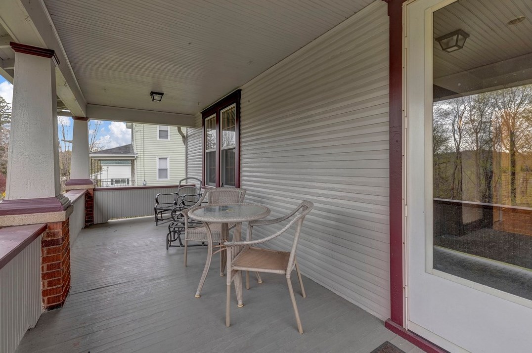 113 River Rd, Ellwood City, PA 16117-2606