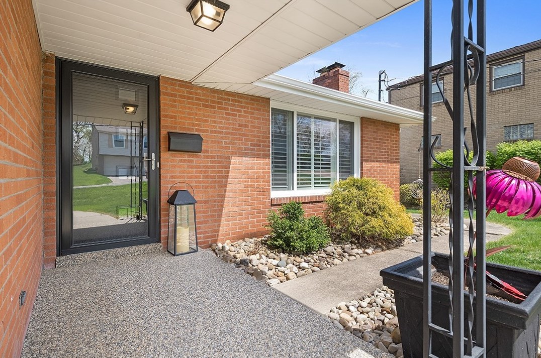 267 Crestvue Dr, Bridgeville, PA 15017