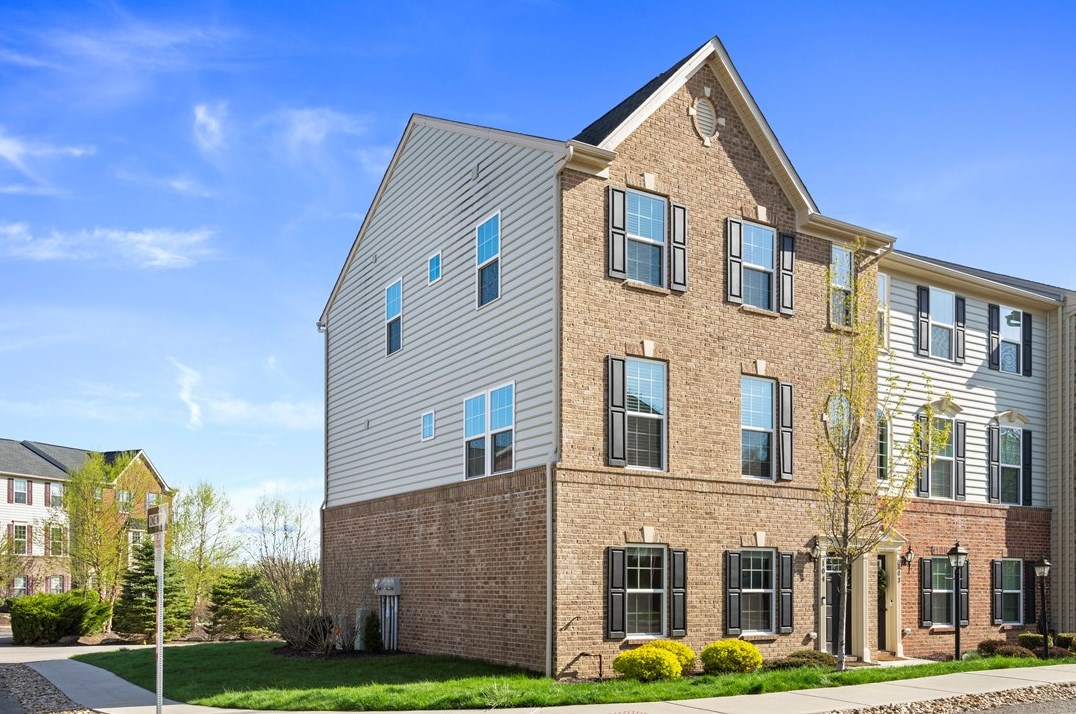 104 Pointe View Dr, Seven Fields, PA 16046-8901