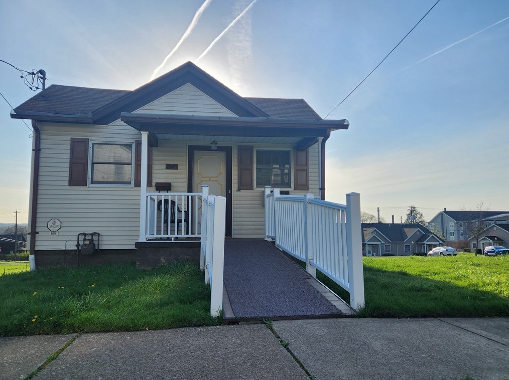 608 Wallis Ave, Hermitage, PA 16121