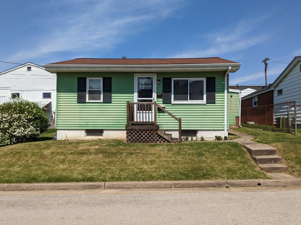 217 W Monroe St, Latrobe, PA 15650