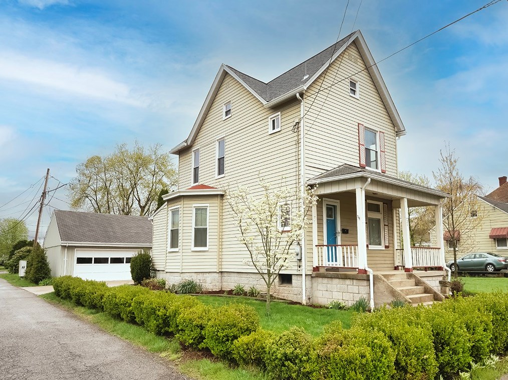 427 E New Castle, Zelienople, PA 16063