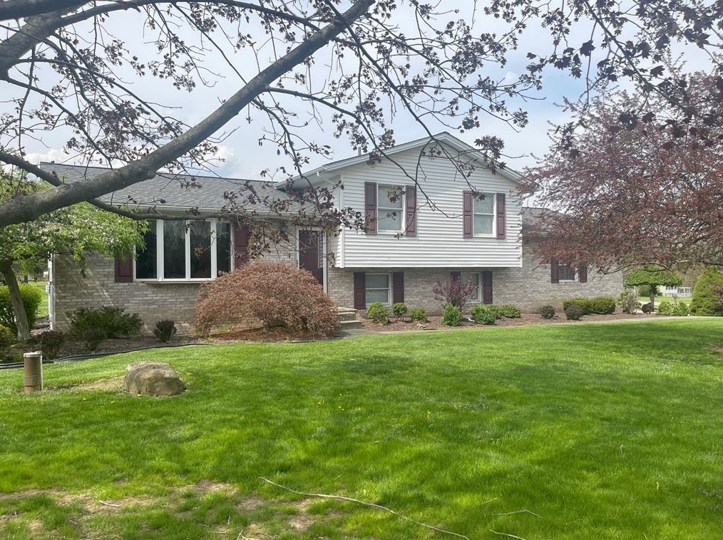 127 Leeper Dr, New Castle, PA 16102