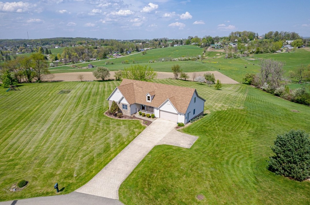 1041 Meadow Ridge Dr, Connellsville, PA 15425