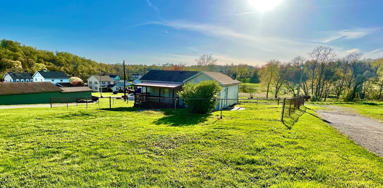 27 Community Ave, Oliphant Furnace, PA 15401