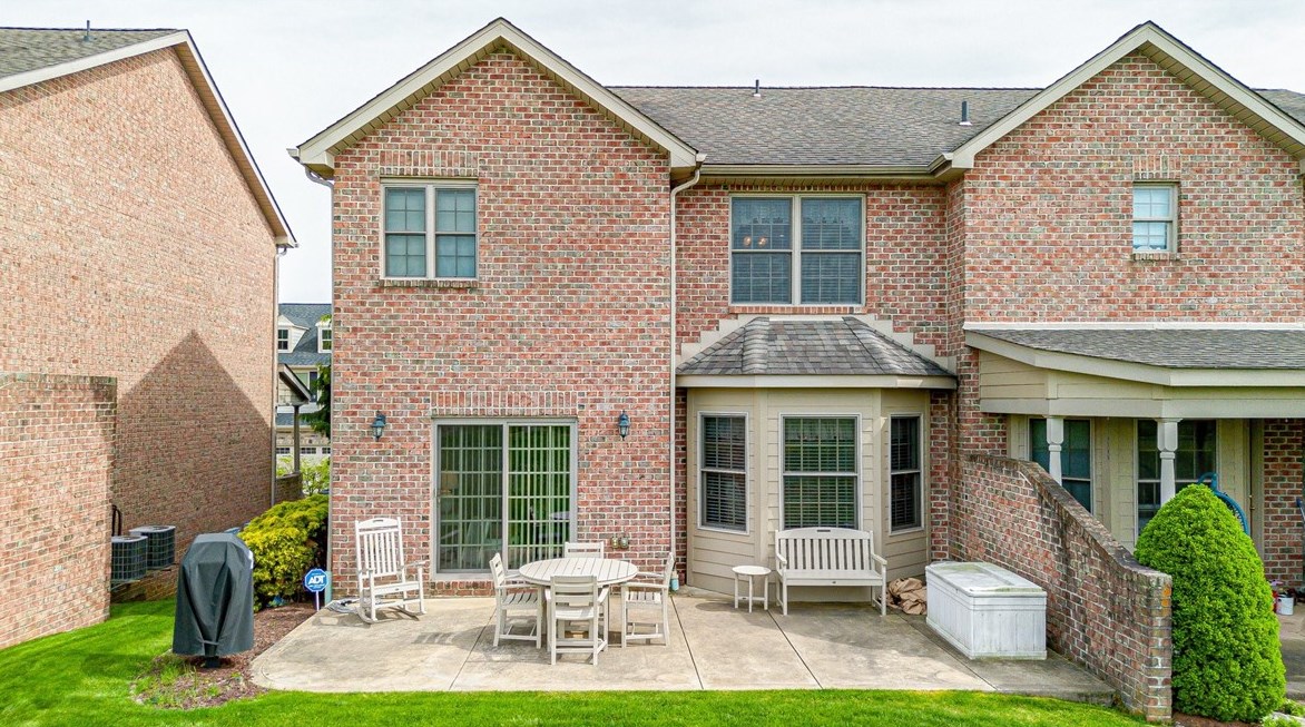 2006 Augusta Ln, Jeannette, PA 15644