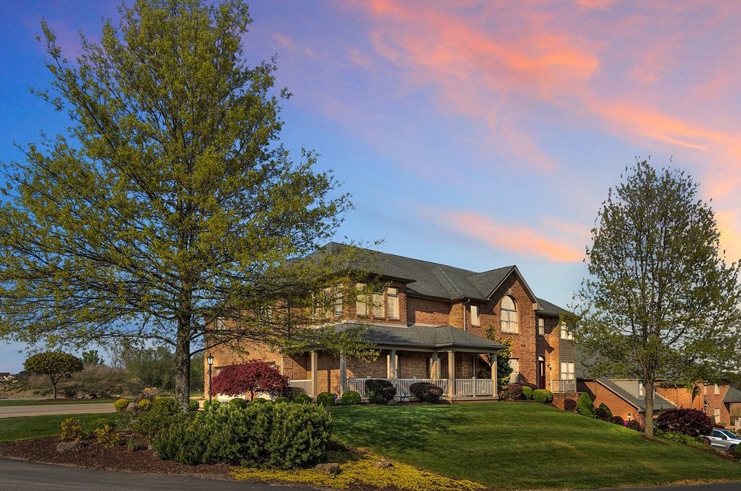 1026 Blackthorne Dr, Jeannette, PA 15644