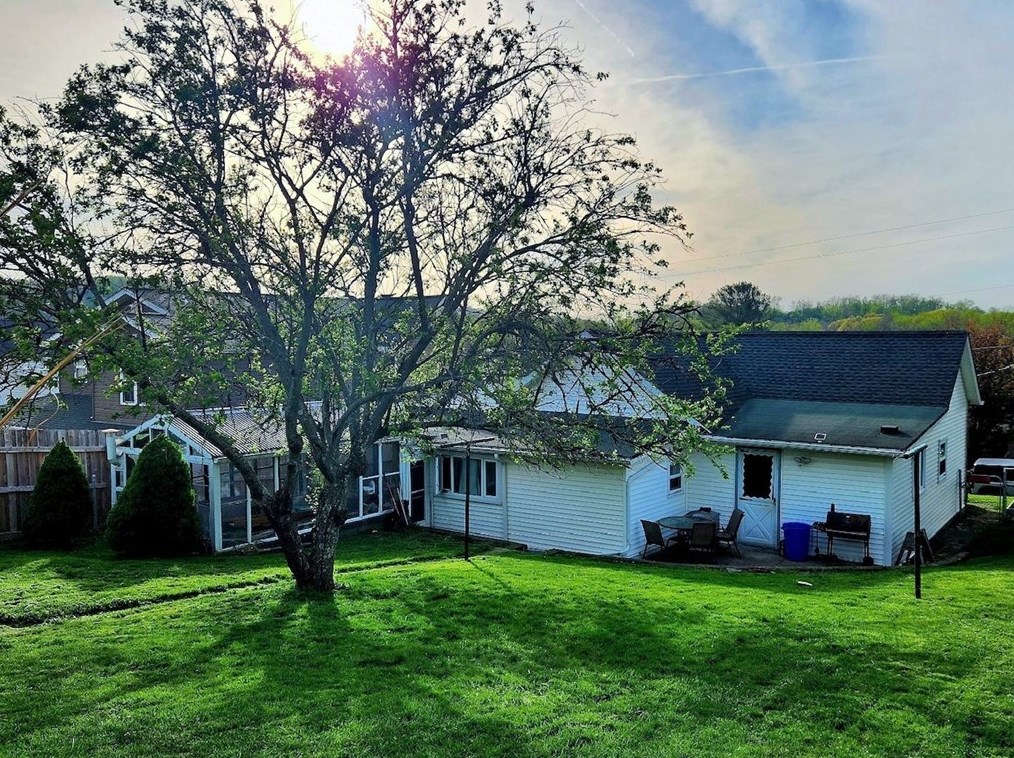 1114 Connellsville Rd, Fayette City, PA 15438