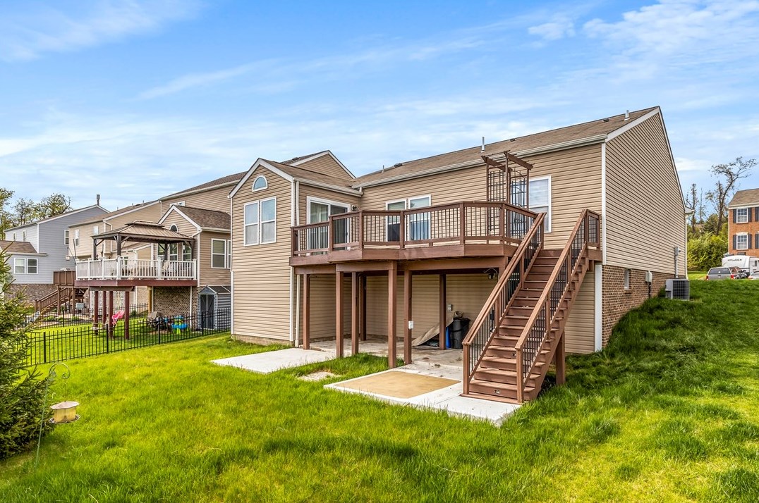 106 Oakwood Ln, Imperial, PA 15126