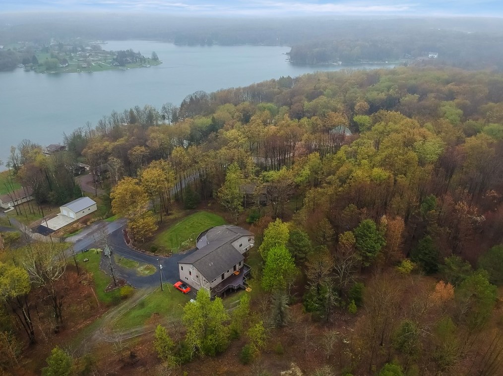 966 Peninsula Dr, Central City, PA 15926