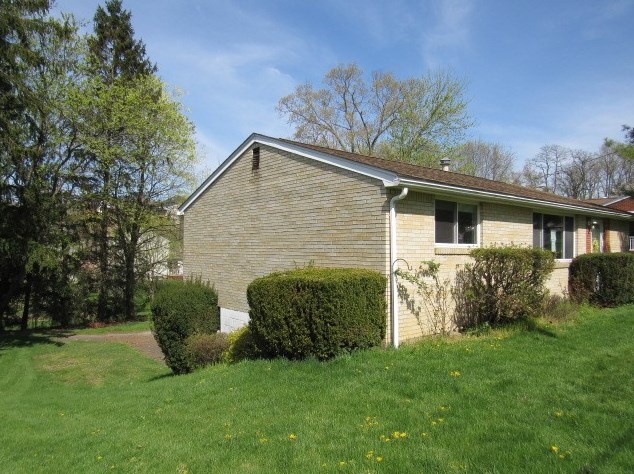 11590 Dennis Cir, North Huntingdon, PA 15642