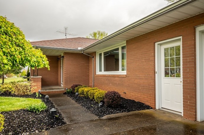 1049 Wilhelm Rd, Hermitage, PA 16148