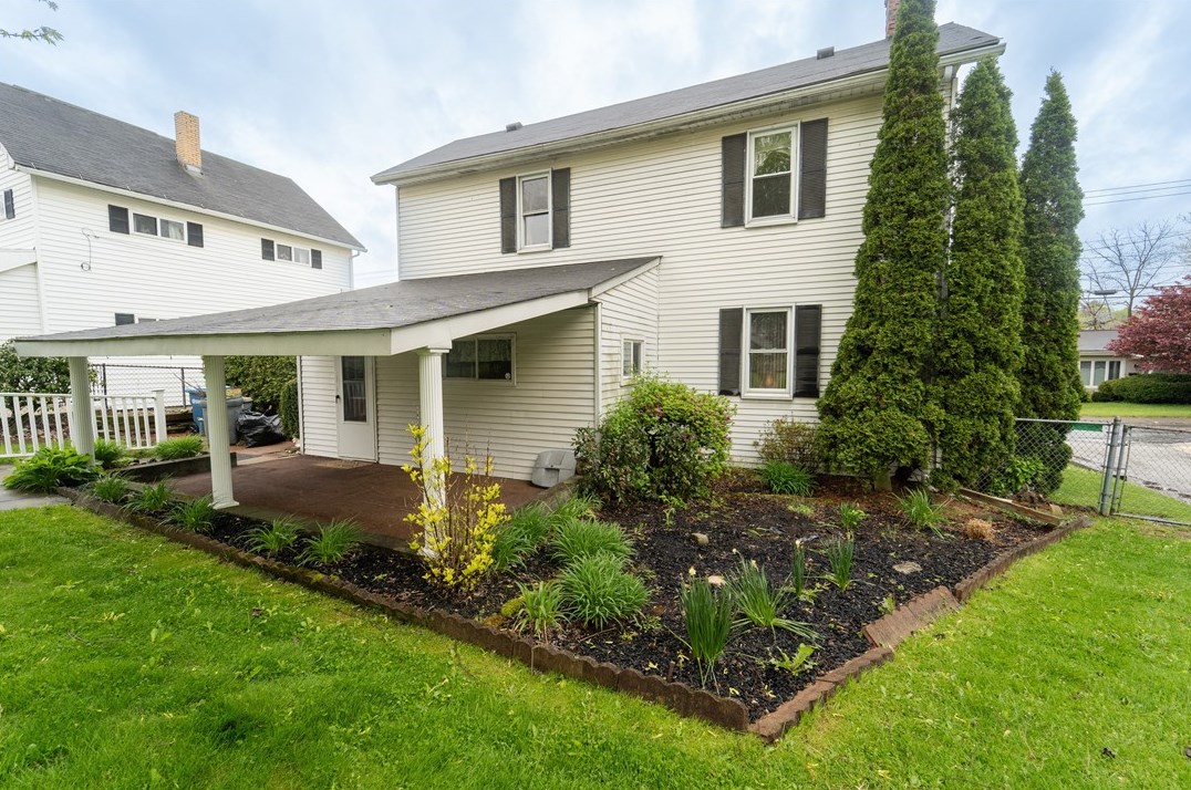135 Bridgeport St, Mount Pleasant, PA 15666-2033