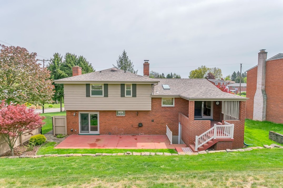 1300 Deerfield Dr, Monroeville PA  15146-4408 exterior