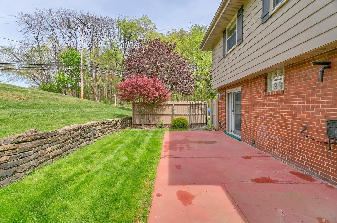 1300 Deerfield Dr, Monroeville PA  15146-4408 exterior