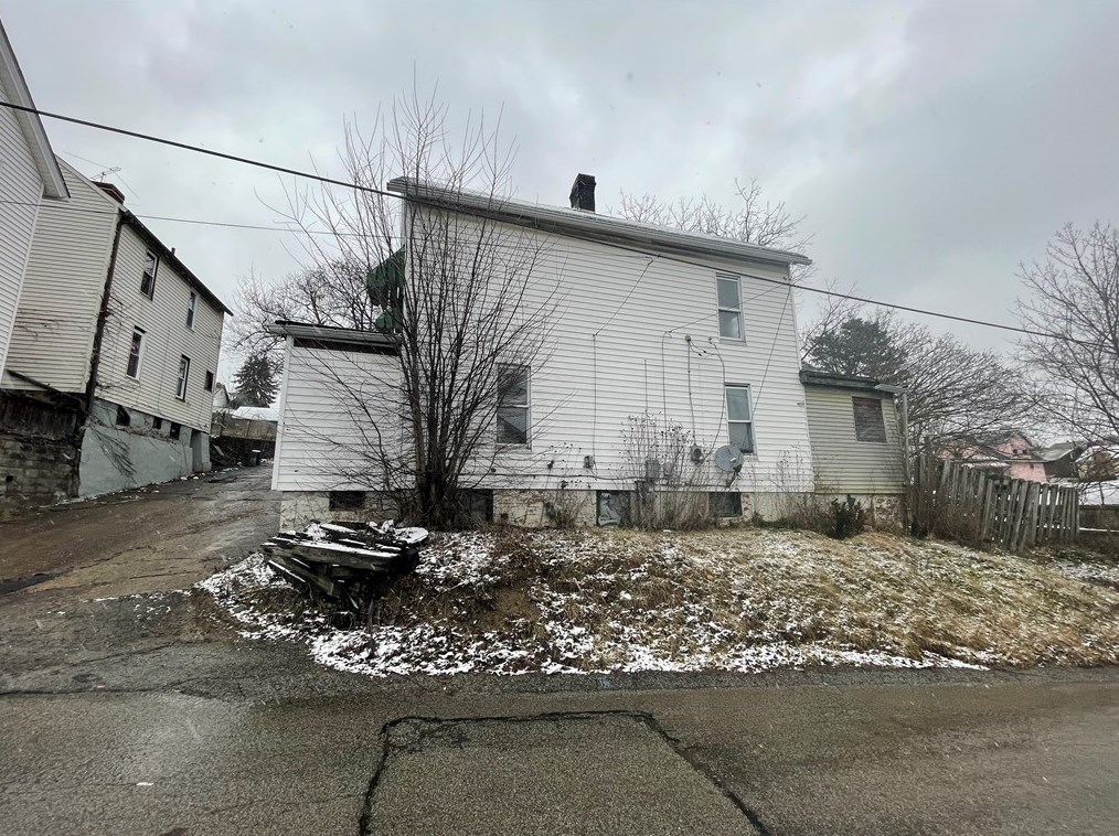 2825 Stewart St, Mckeesport, PA 15132-5326