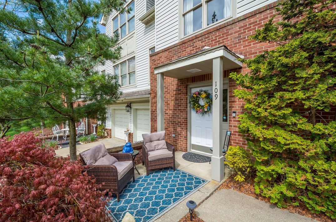 109 Fairway Landings Dr, Canonsburg, PA 15317