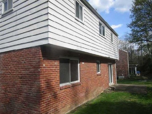 2405 E Springwood Dr, Glenshaw, PA 15116