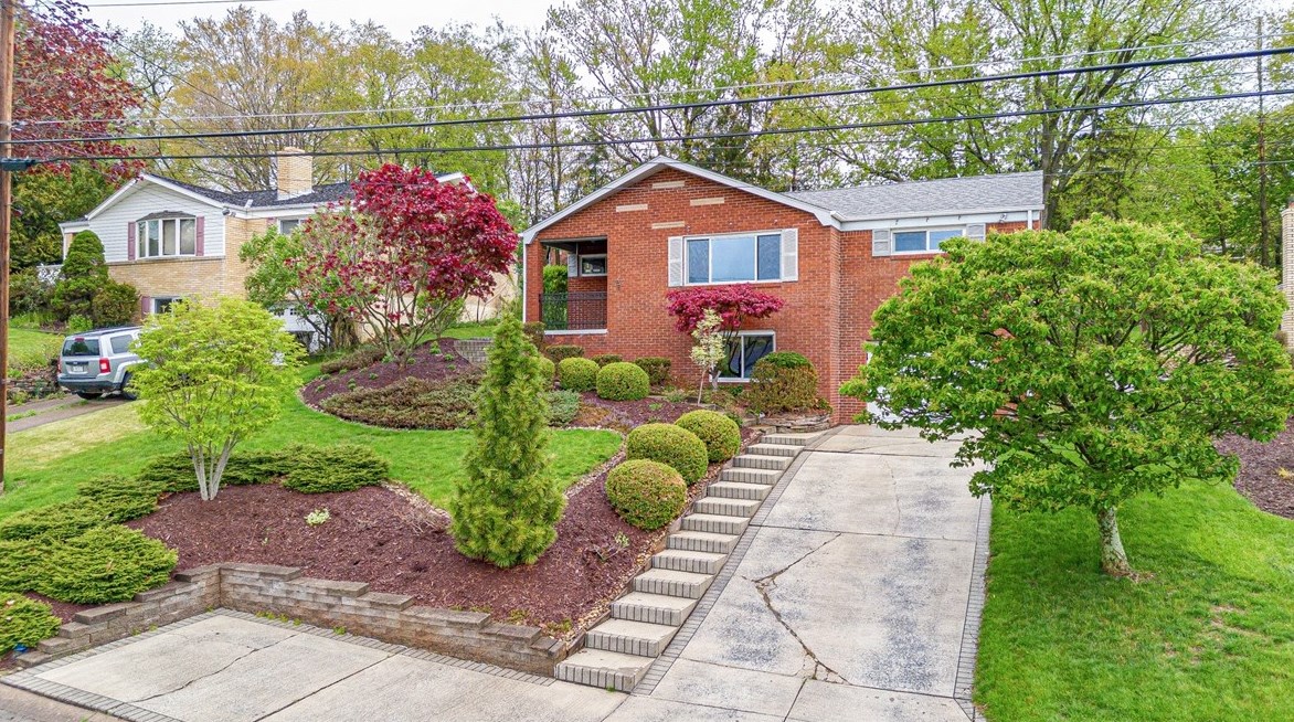 5537 Annetta Dr, Bethel Park, PA 15102-2627