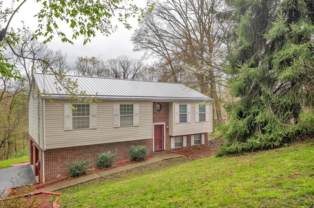 211 Teakwood Rd, Butler, PA 16001-1973
