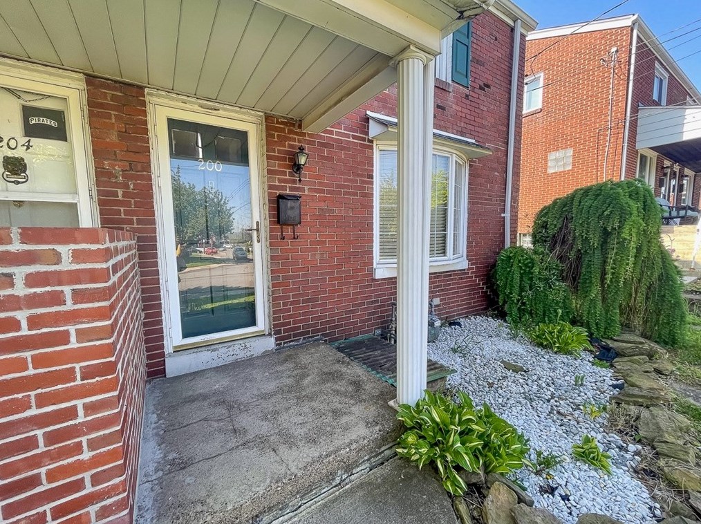200 E Larkspur St, Whitaker, PA 15120