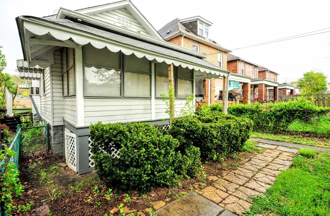 1718 (rear) 6th Ave, Beaver Falls, PA 15010
