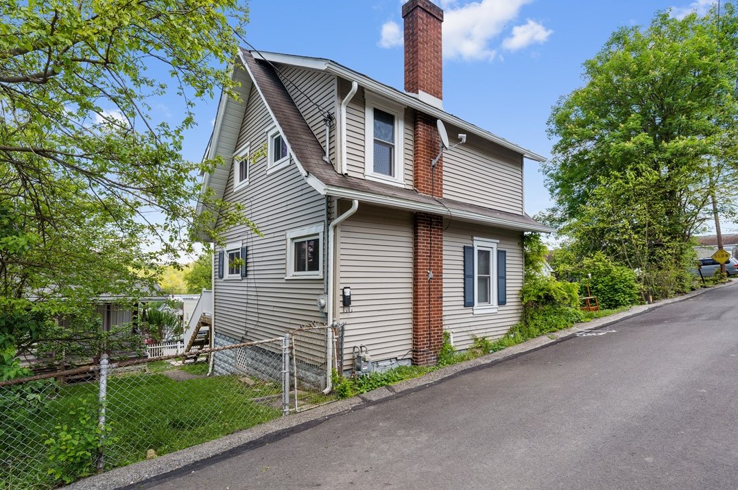 941 Meadow Ave, North Charleroi, PA 15022