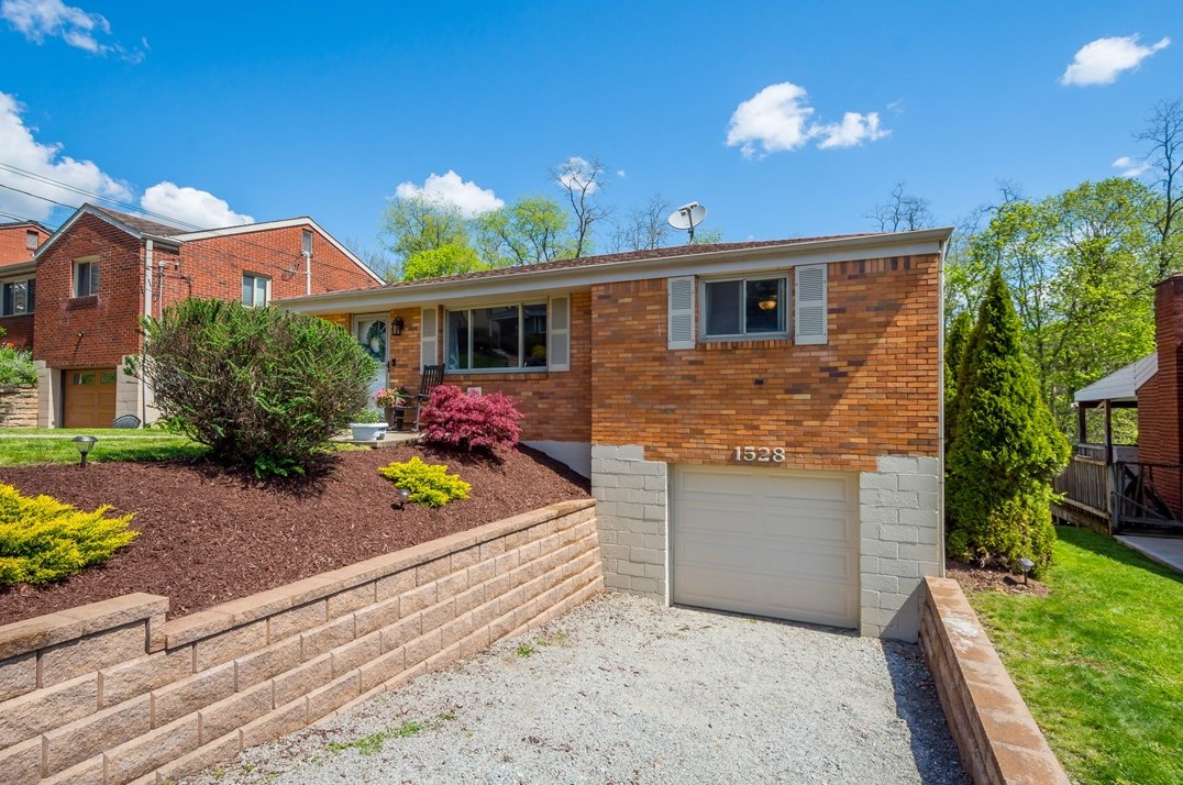 1528 Washington Ave, Library, PA 15129