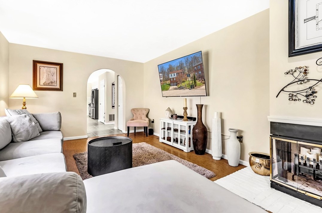 305 Meadow Ct, Monroeville PA  15146-1079 exterior