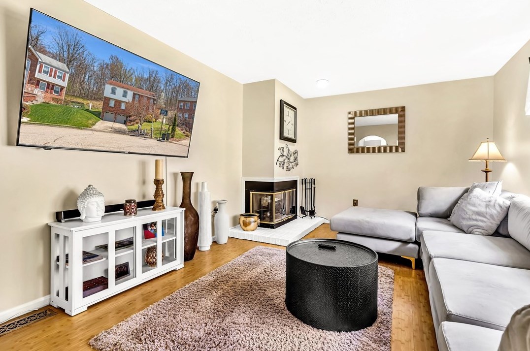 305 Meadow Ct, Monroeville PA  15146-1079 exterior