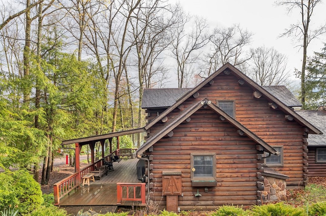 129 N Peninsula Dr, Central City, PA 15926