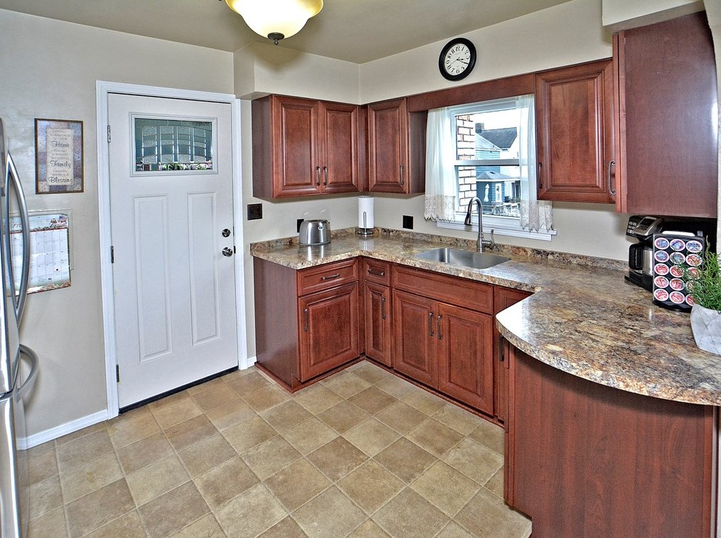 216 Grant St, Greensburg, PA 15601-1937