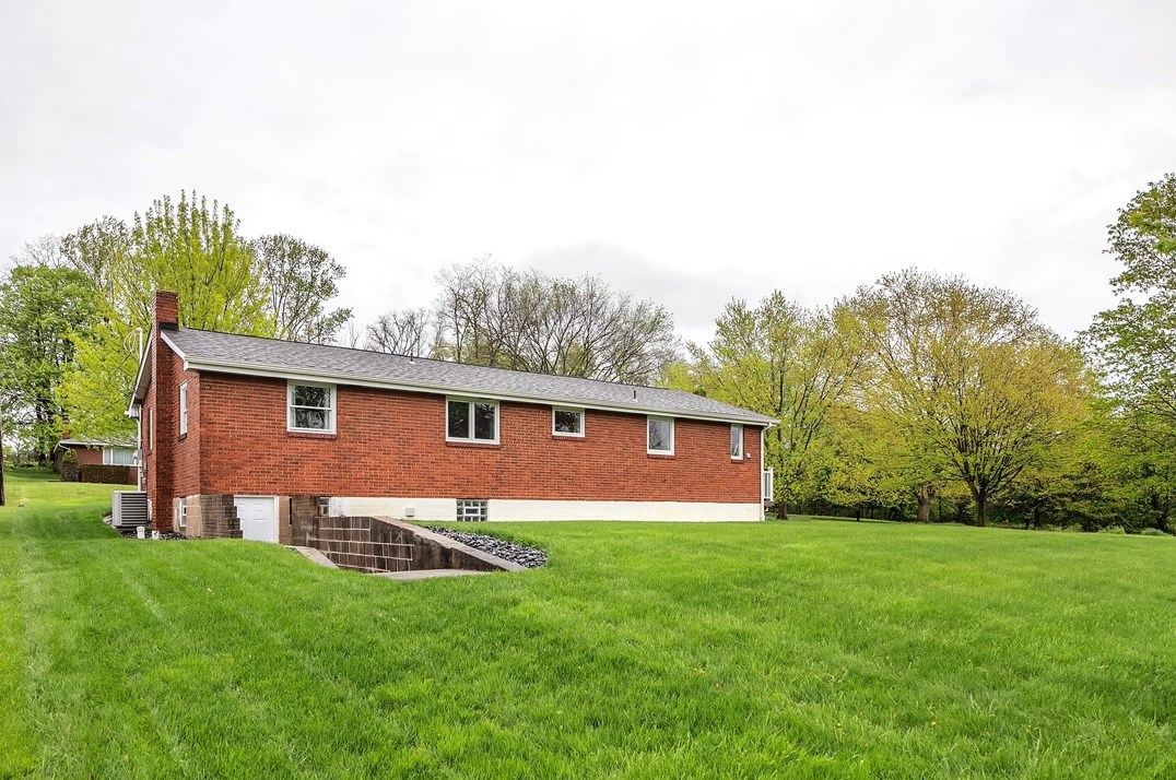 2412 Cathedral Dr, Monroeville PA  15146-4633 exterior