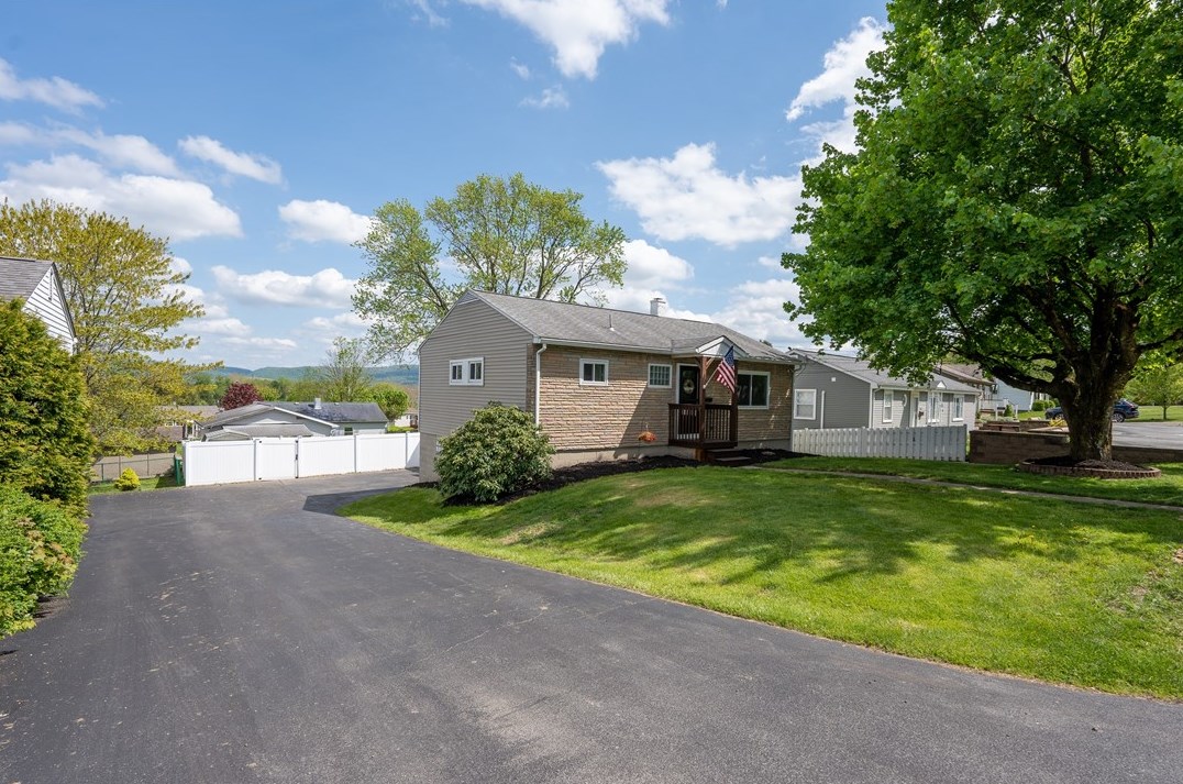 128 Braddock Dr, Latrobe, PA 15650