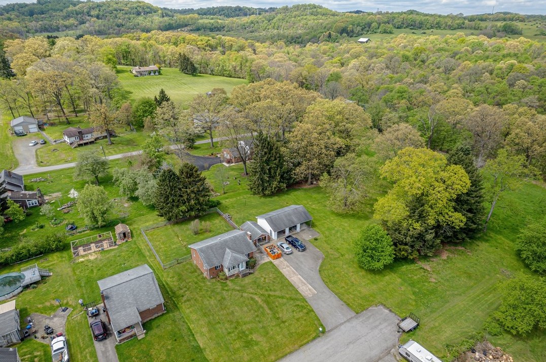 855 8th St, Leechburg, PA 15656-9237