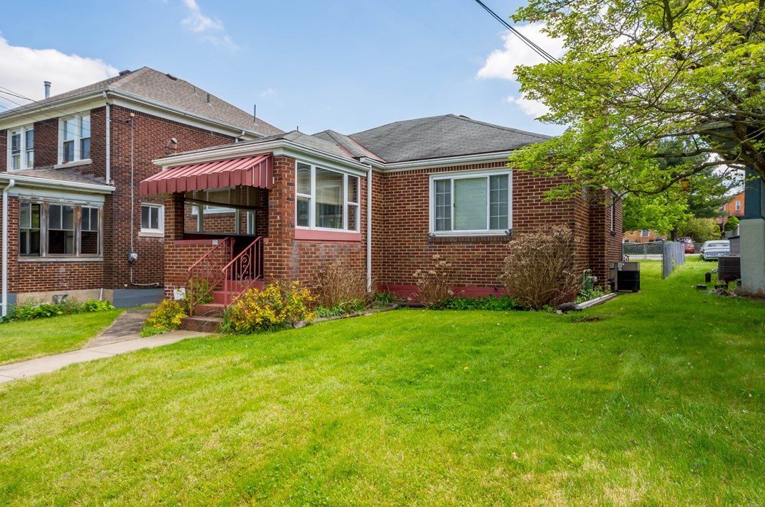 121 W Larkspur St, Whitaker, PA 15120
