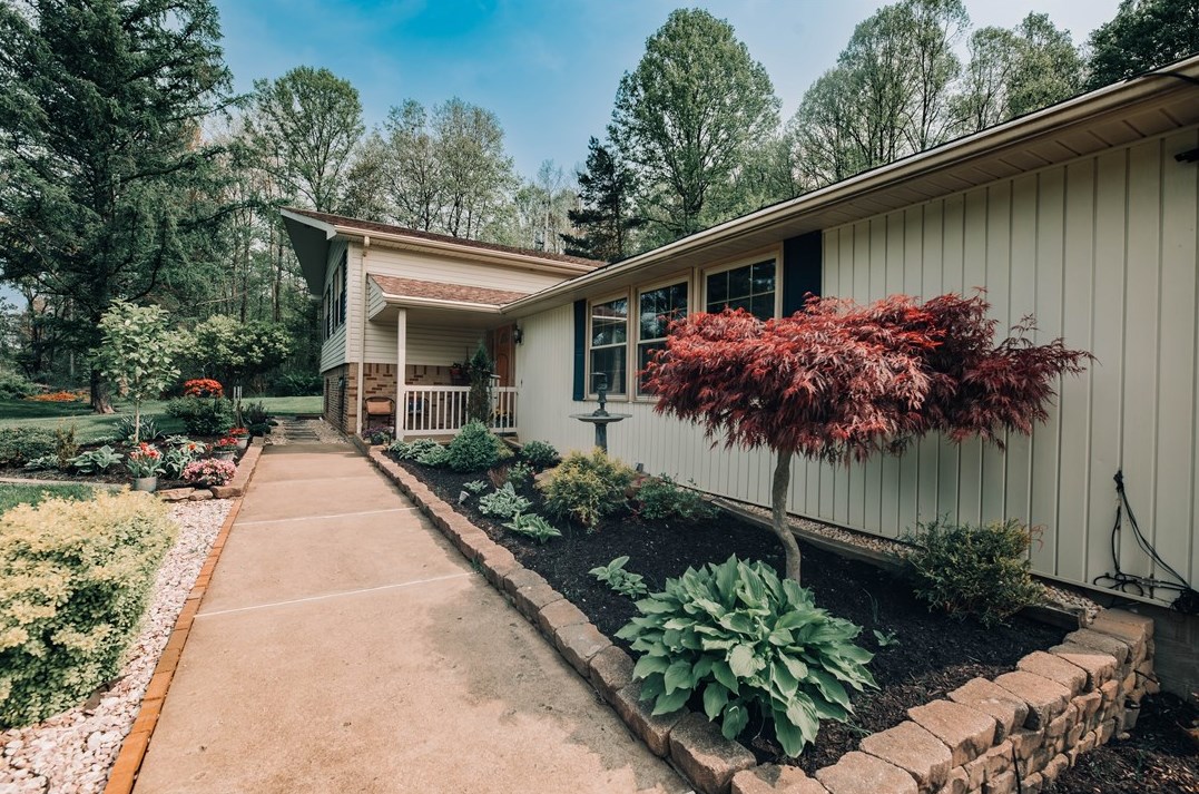 331 College Lodge Rd, Indiana, PA 15701-4009
