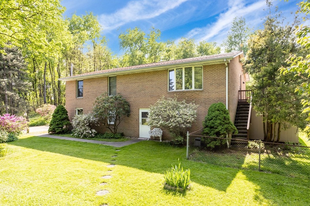 17 Calhoun Rd, Elizabeth, PA 15037-3026