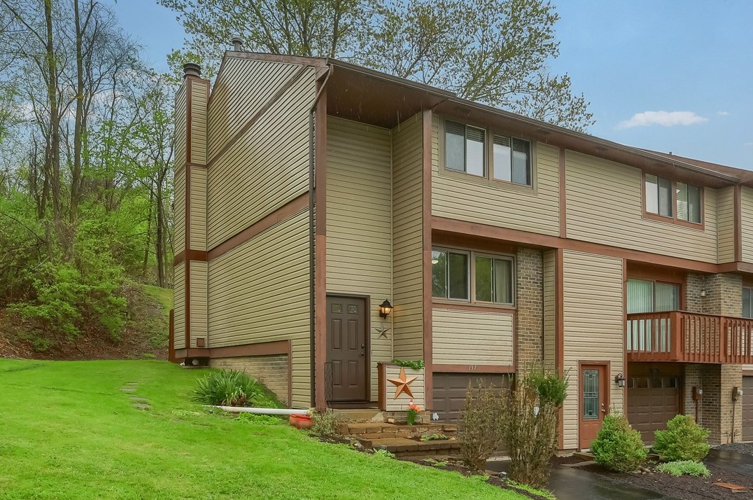137 Lebeouf Dr, New Kensington, PA 15068-9357