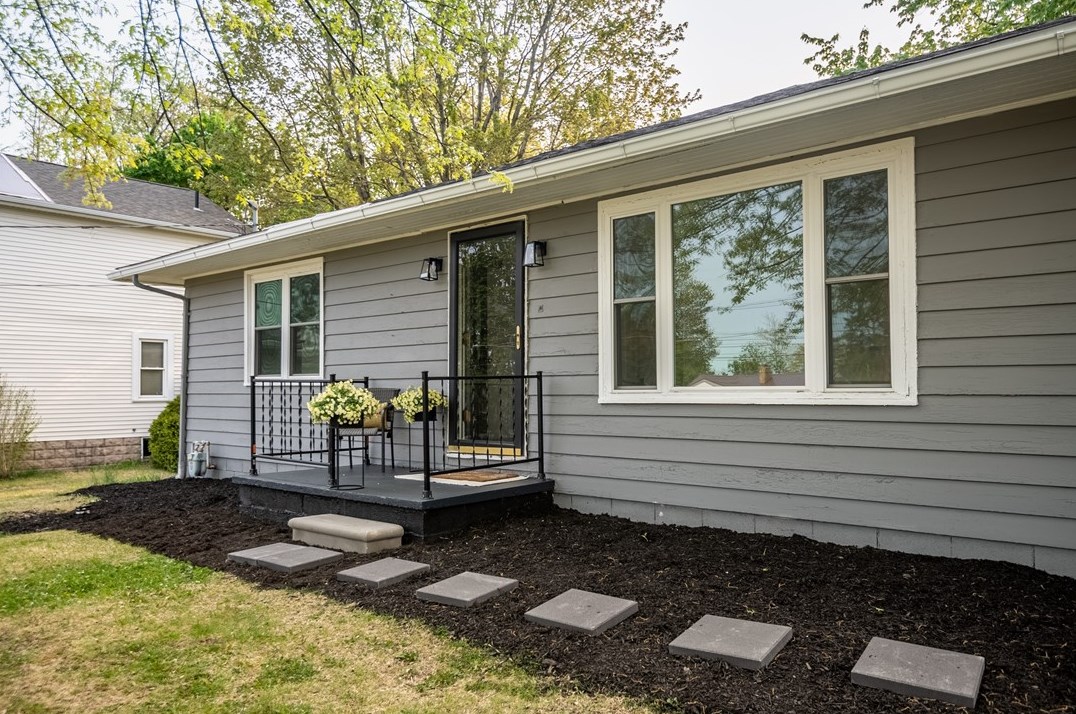856 N Buhl Farm Dr, Hermitage, PA 16148