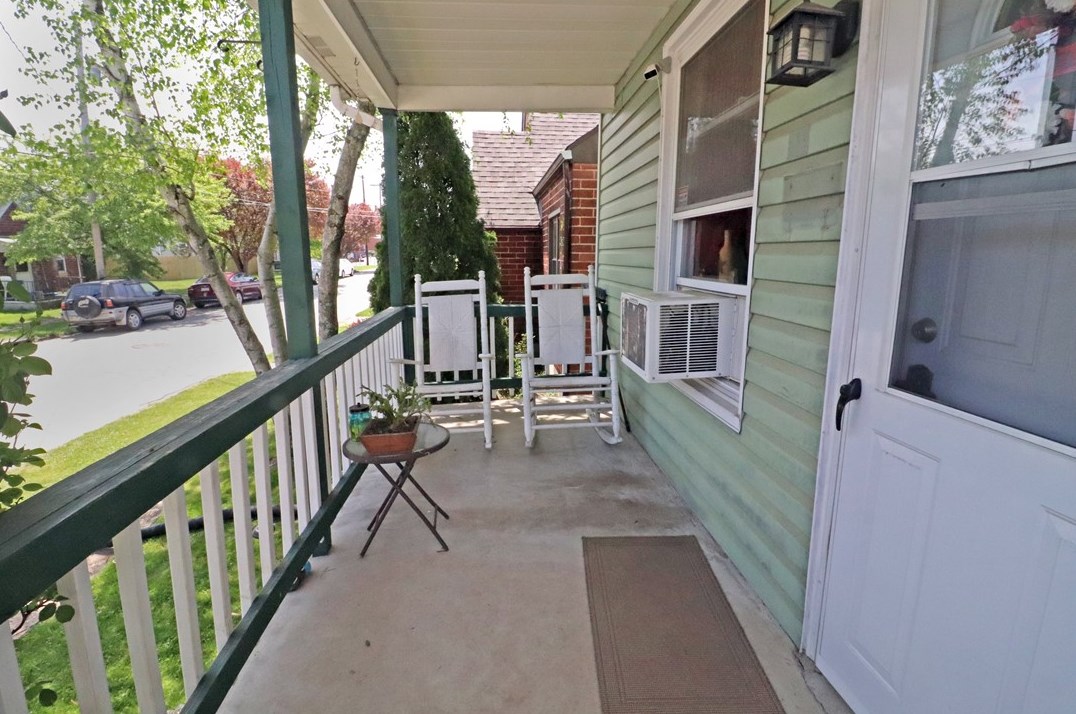 23 2nd St, Youngwood, PA 15697-1603