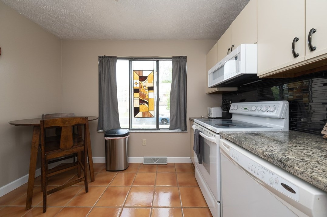 531 Southcrest Dr, Pittsburgh, PA 15226-1135