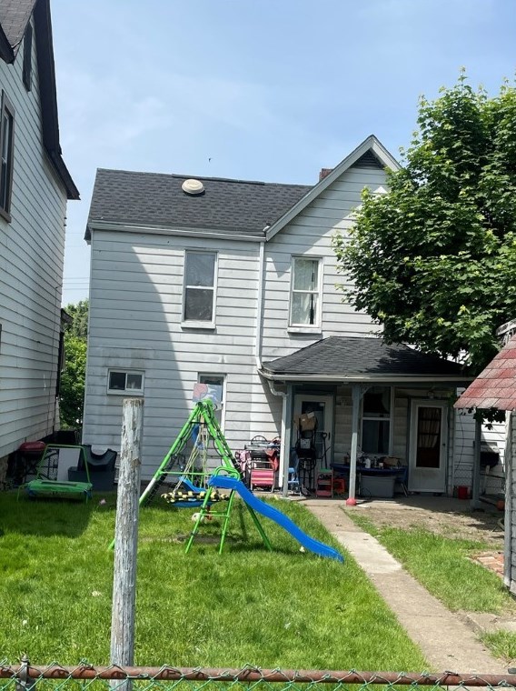 817 Soles St, Mckeesport, PA 15132-2028
