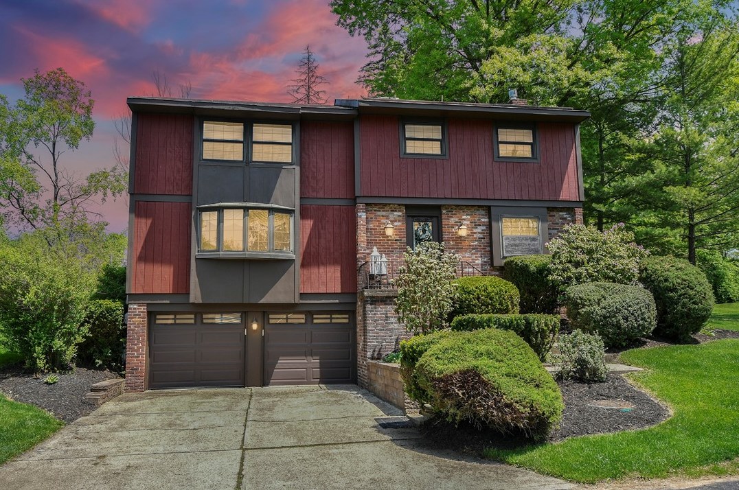 212 Horseshoe Cir, Bridgeville, PA 15017-1110