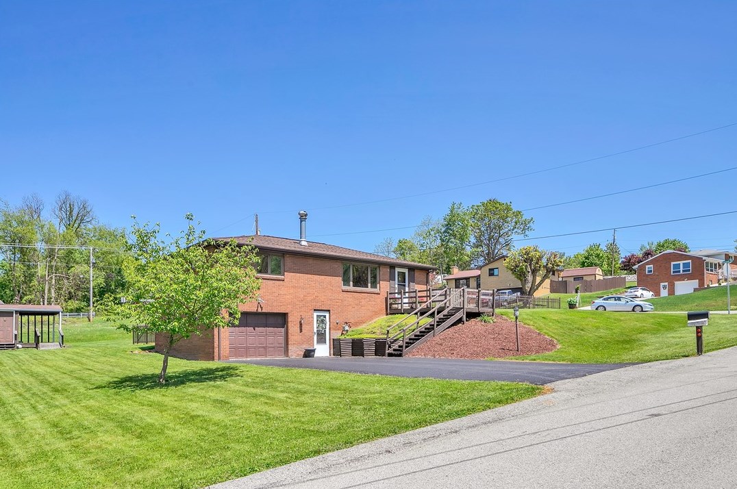 100 Sir Richard Dr, North Huntingdon, PA 15642-8607