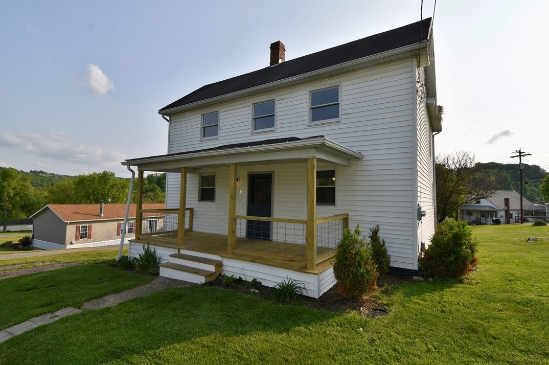9 7th St, Claysville, PA 15323