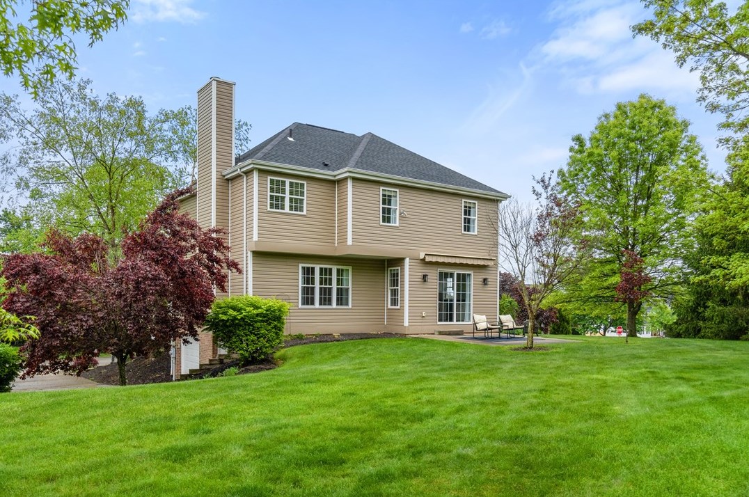 1044 S Lake Dr, Gibsonia, PA 15044
