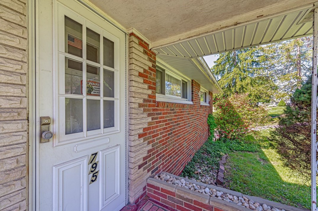 795 Rebecca St, North Huntingdon, PA 15642