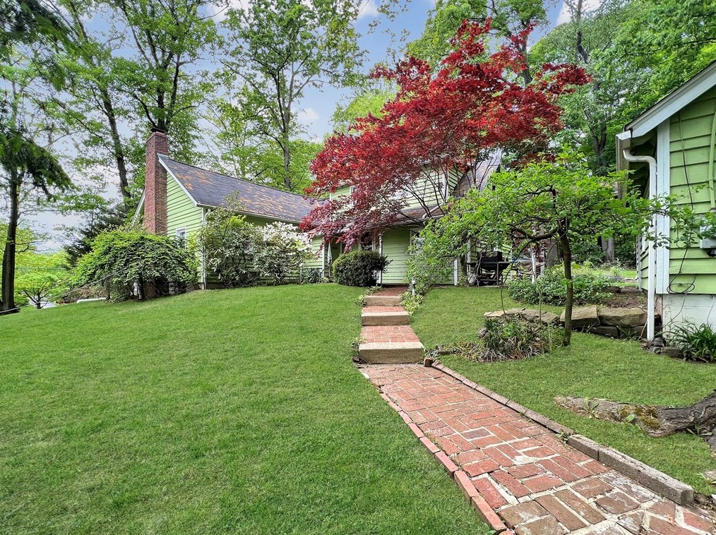 201 Woodland Dr, New Castle PA  16105-1518 exterior