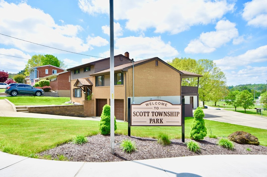 452 Lindsay Rd, Collier Township, PA 15106